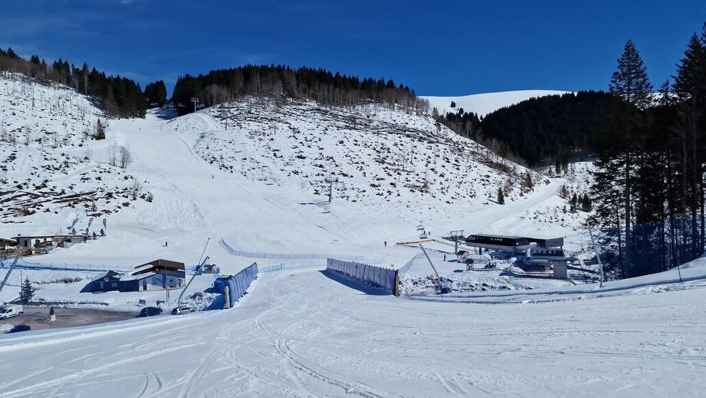 Bereich der Talstation mit den beiden Sesselbahnen und den drei Pisten, die zum Ausgangspunkt zurückführen.