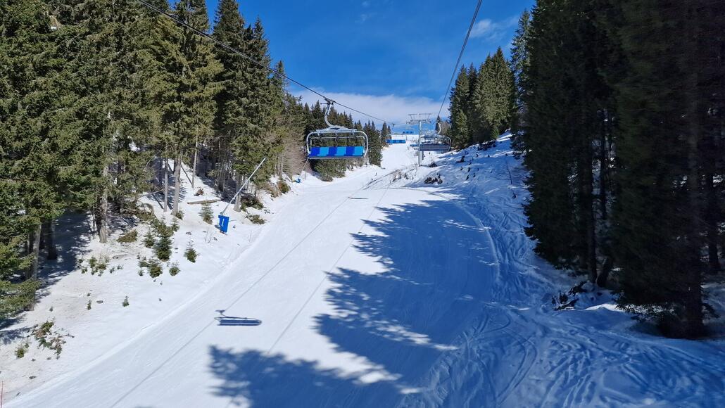 Die moderne kuppelbare Sesselbahn Meletta von Leitner beeindruckt, besonders wenn sie selbst an schwach frequentierten Wochentagen mit voller Geschwindigkeit hinaufdonnert.