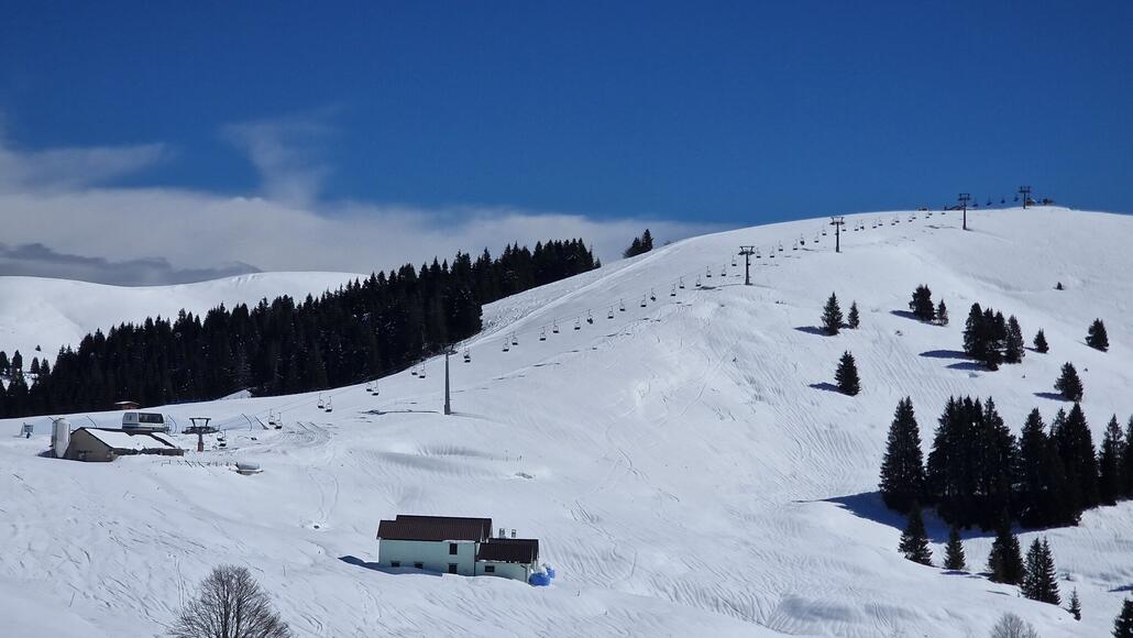 Die Doppelsesselbahn Davanti ermöglicht durch ihre Lage den Zugang zu Pisten in nahezu jeder Himmelsrichtung.