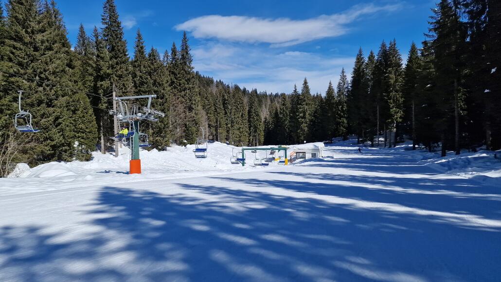 Die Sesselbahn Meletta di Gallio, eine alte fixe Dreiersesselbahn, die Skifahrer von der Rückseite des Skigebiets zurückbefördert.
