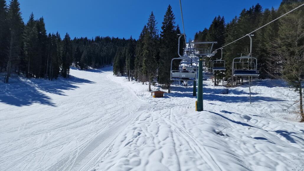 Sesselbahn Meletta di Gallio mit dem Schlusstück der Direktabfahrt. Leider ist die Fahrt mit dieser langsamen Anlage eine ziemliche Geduldsprobe, was insbesondere deshalb mühsam ist, weil alle rückseitigen Abfahrten an derer Talstation münden.