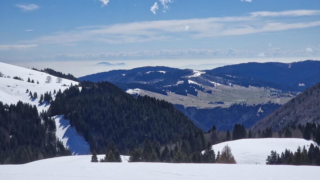 Blick nach Süden auf die schneefreie Region, wo sich das Skigebiet Monte Valbella befindet. Unklar bleibt, ob dort überhaupt noch Skibetrieb herrscht.