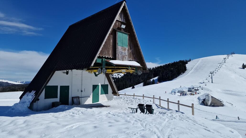 Das Denkmal der Vorgängeranlage der aktuellen Sechsersesselbahn.