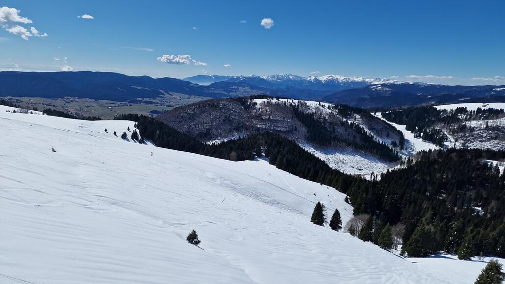Blick auf die Hochebene von Asiago mit dem vorgelagerten Monte Ongara, der durch die gleichnamige Viersesselbahn erschlossen wird.