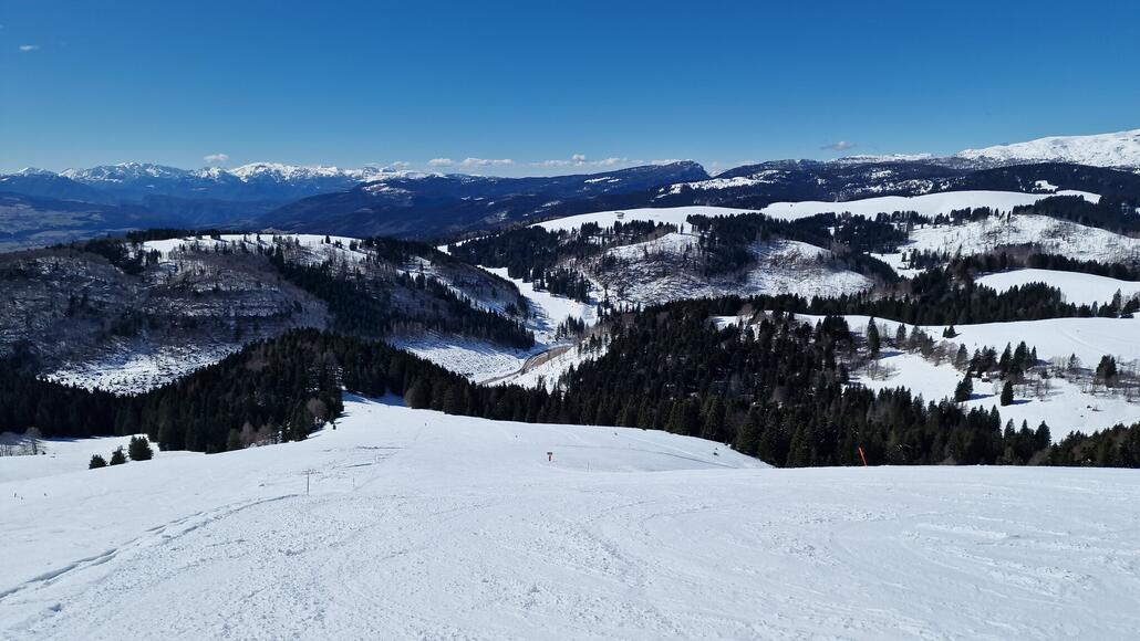 Die Doppelsesselbahn Davanti erschliesst zwei geniale Abfahrten, welche zurück ins Tal führen.