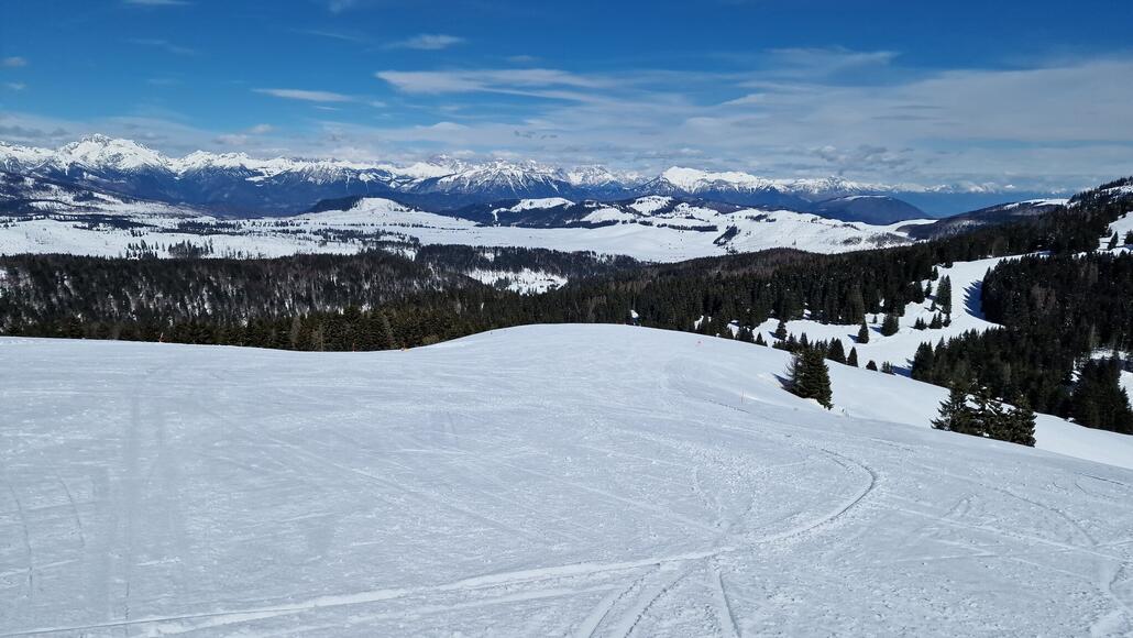 Zum Abschluss der Blick von der Direktabfahrt an der Sesselbahn Meletta di Gallio auf die verschneiten Dolomiten.
