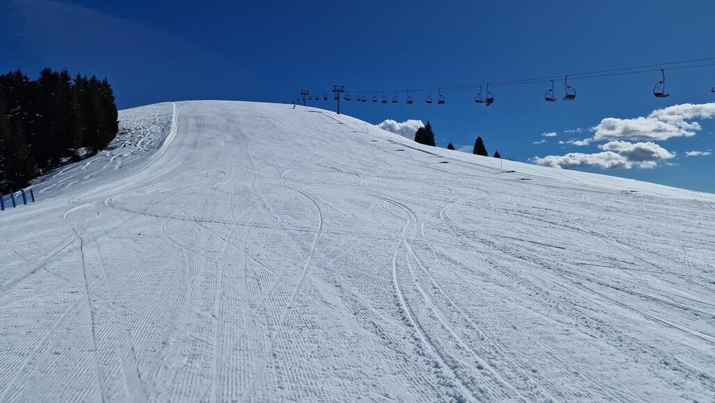 Auch die Direktabfahrt an der Sesselbahn Davanti erweist sich als exzellenter Paradehang, der auch am Nachmittag mit frischen Spuren überzeugt.