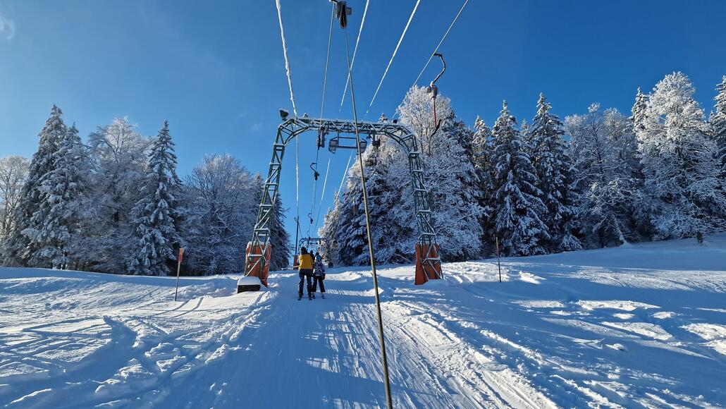 Wer genau hinsieht, entdeckt die Beleuchtung für das Nachtskifahren.