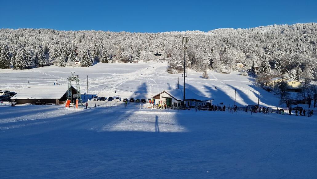 Der Talstationsbereich mit dem Schlittelhang auf der gegenüberliegenden Strassenseite.