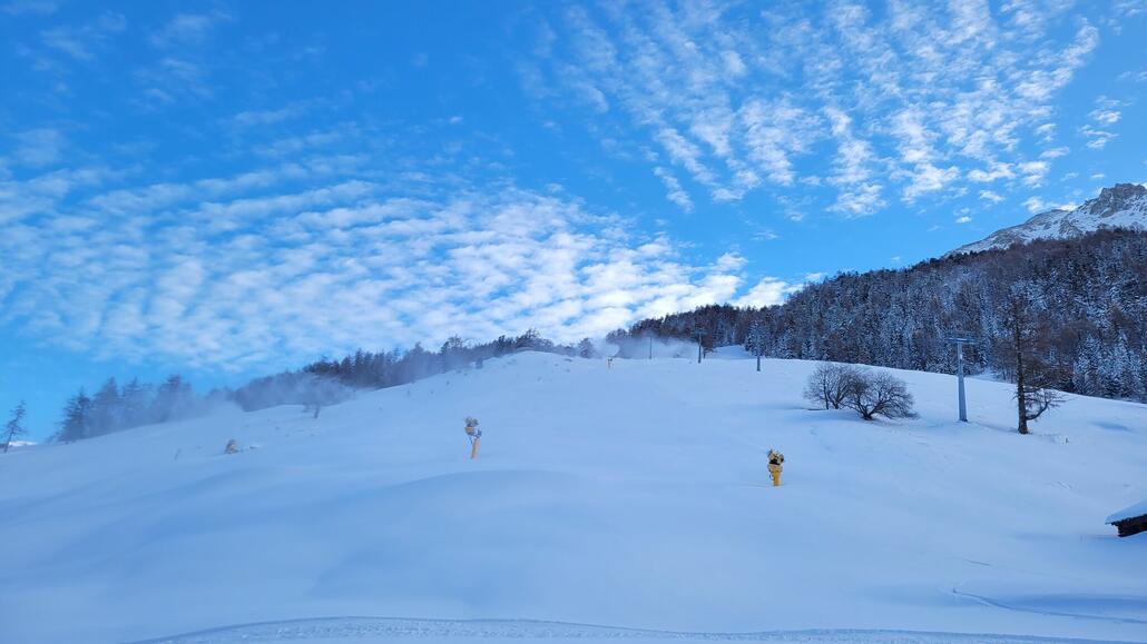 Laufende Beschneiung an der noch geschlossenen Combatseline