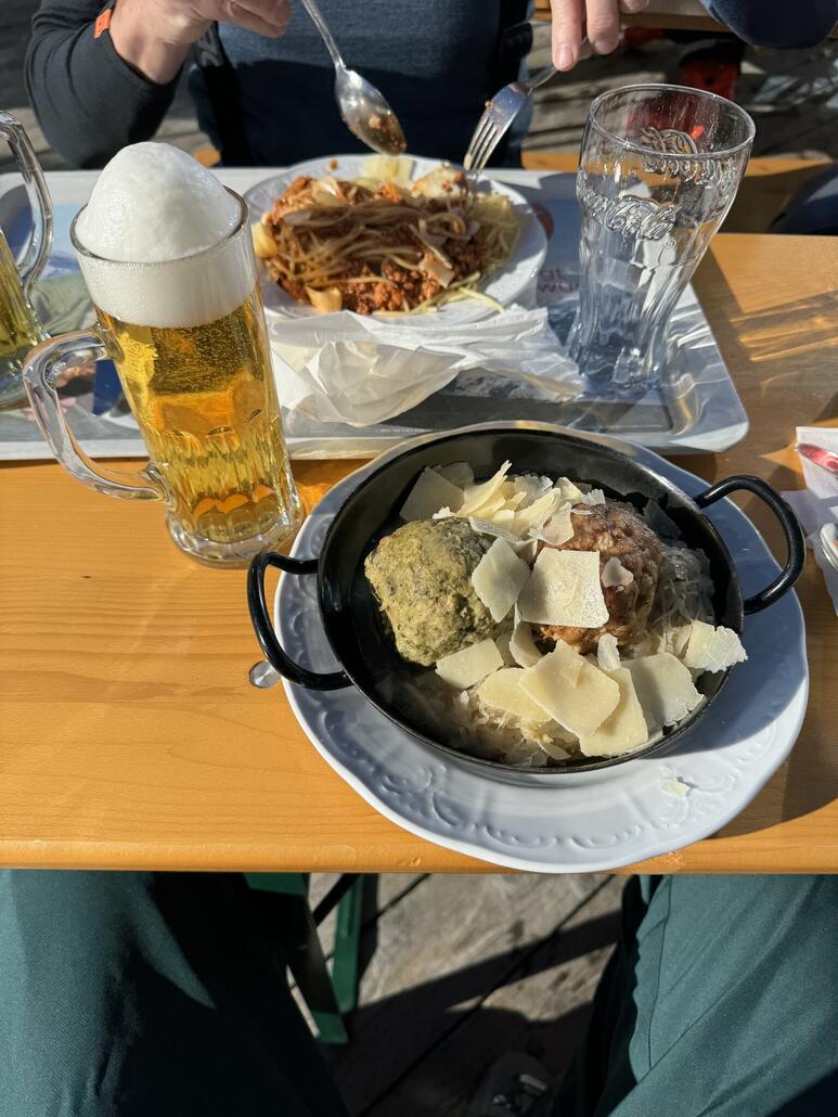 Das Mittagessen war wirklich viel schlechter als es aussieht. Für 2 Getränke und 2 Gerichte 50€ und es war nicht mal gut.<br /> Ich rate vom SB Gletscherfraß ab.