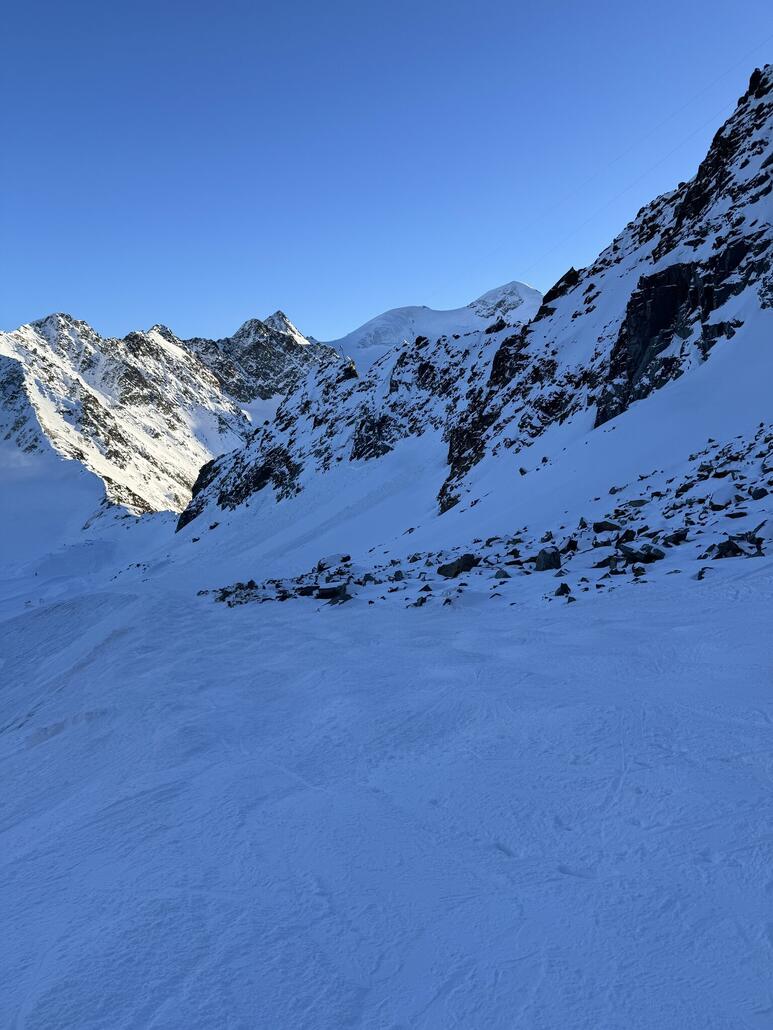 Auf der ehemaligen Piste ein enges Stück mit sehr hohen Buckeln. Lohnt sich nicht.