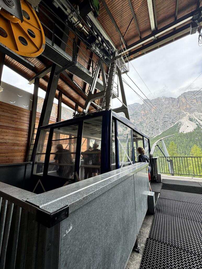 Von Hier gehts weiter auf den Ra Valles mit einer Hölzl Pendelbahn aus den 80er so wie ich schätze