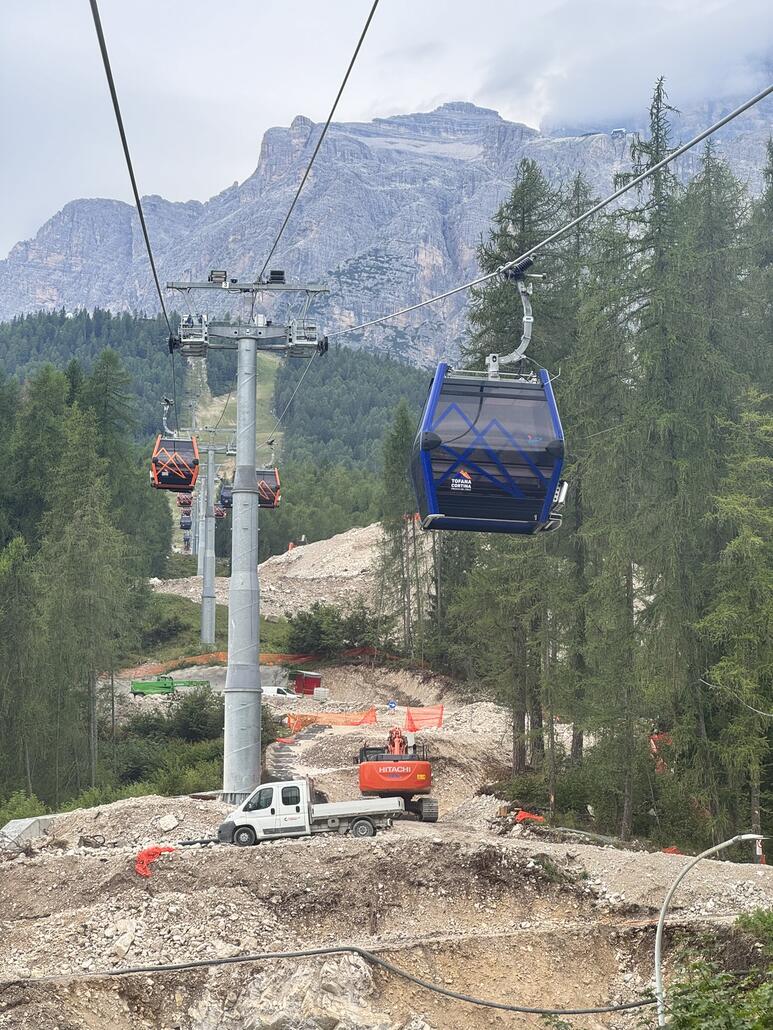 Sie führt direkt über die Baustelle der Olympiabobbahn
