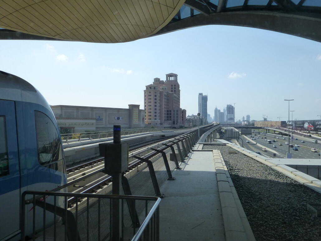 Praktische Metro-Linien fast überall in Dubai...