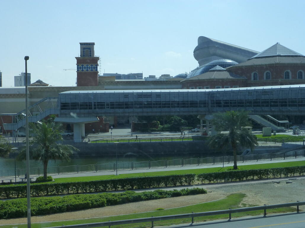 Das Ding rechts oben über den Dächern ist die Skihalle!