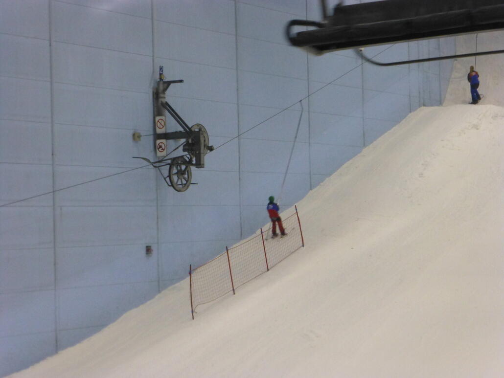 Poma-Schlepper längs der Wand