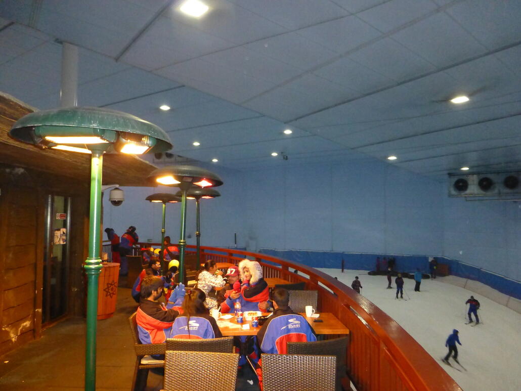 Mit Heizpilzen... ist halt kalt hier... ^^