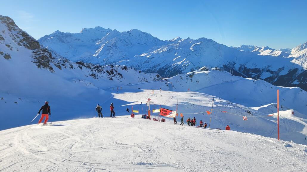 Zum Einfahren gab es ein paar Wiederholungsfahrten Attellas-Ruinettes. Piste war morgens sehr gut in Schuss, jedoch teilweise sehr hart