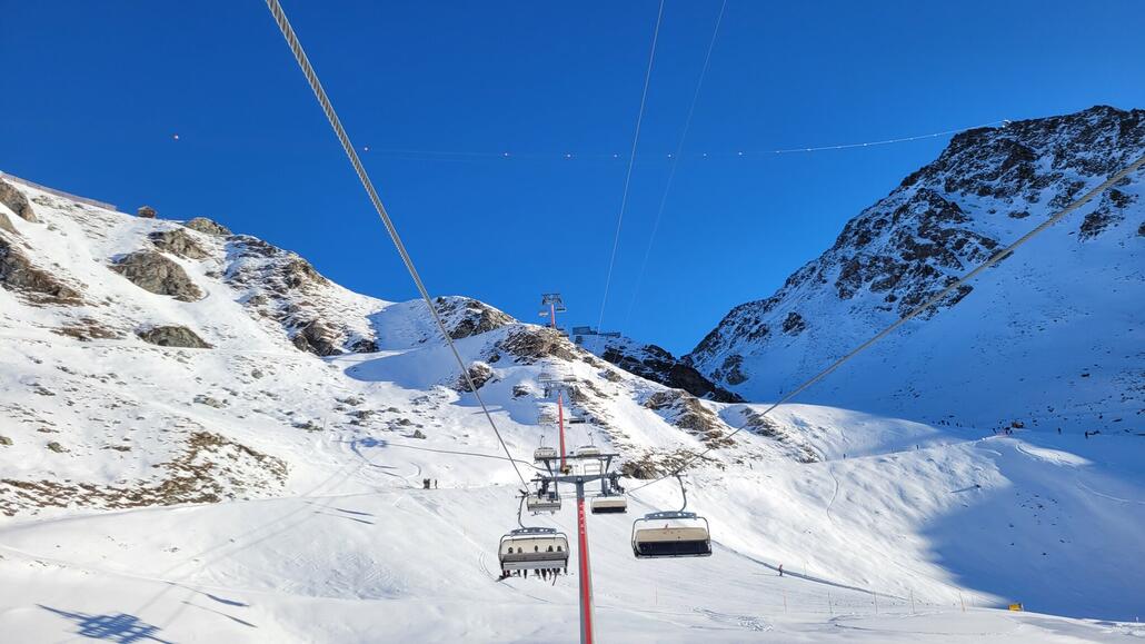 Im zugehörigen Sessel "James Blunt" (?!).<br />Schön, dass der heute offen ist - Null Wartezeiten!<br />Und da es hier neulich ein Thema war: Die Prada Werbung ist hier noch vorhanden.