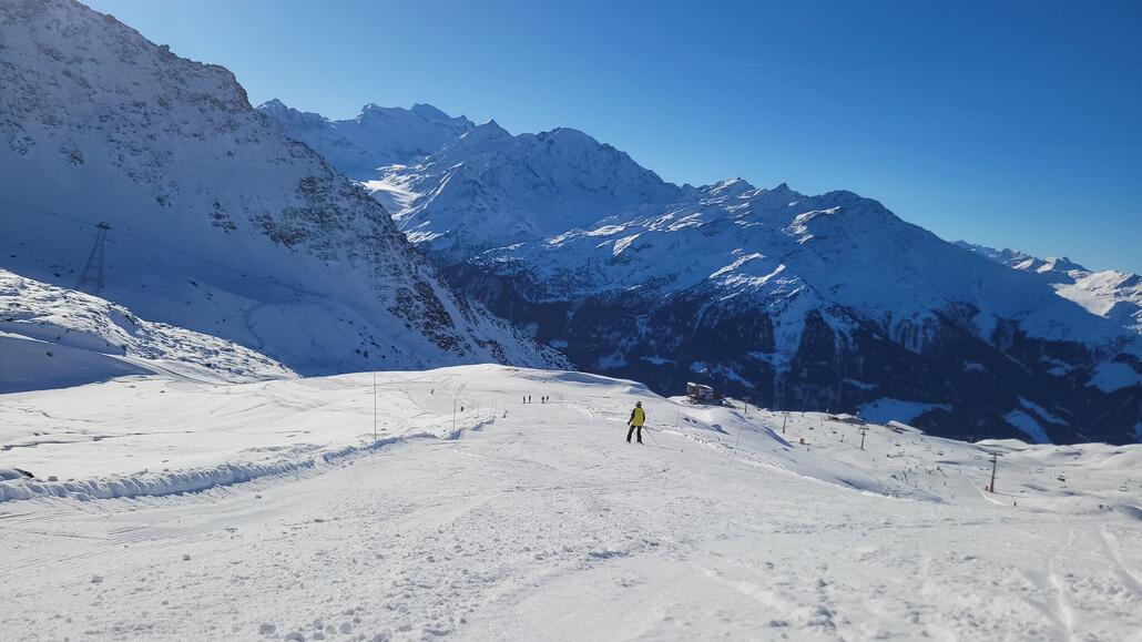 Aussenrumpiste am Fontanetsessel. Hier sehr leer und Platz für weite Carvingschwünge. Am Sessel langsam etwas Wartezeit. Jedoch nicht für mich Dank des U-Turn-Einstiegs. Bin ein Fan davon.