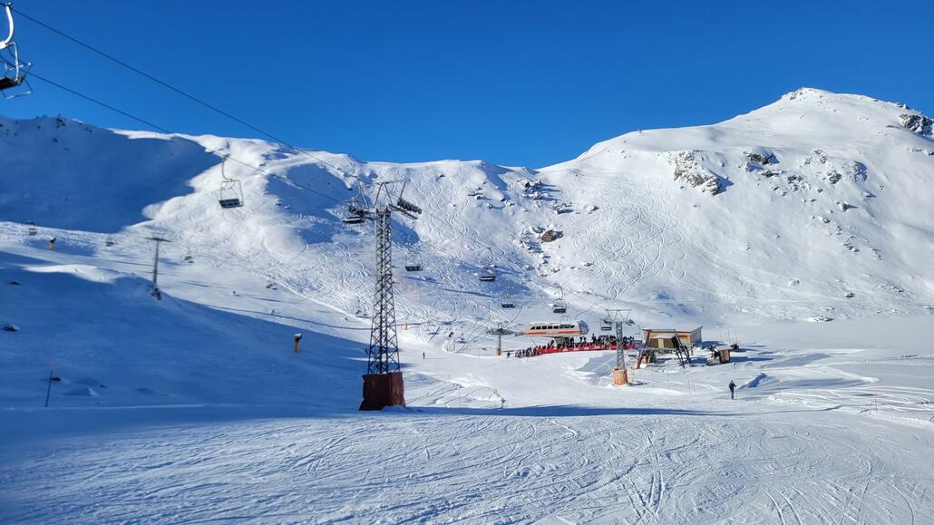 Grösste Wartezeiten am Lac de Vaux 1. War zu erwarten, da LdV2 noch zu ist und die Kapazität fehlt. Waren mit aktivem Anstehen etwas mehr als 5 Min, also zu verkraften