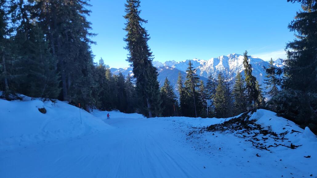 Gegen 11.30 ging es dann auf die heute erstmalig geöffnete (?) Abfahrt nach Verbier. Der liegende Mayentzet Sessel war. Nich geschlossen. Die Piste war auch vor allem im oberen Teil sehr ruppig, aber dennoch cool, nicht komplett mit der Seilbahn runter zu müssen.