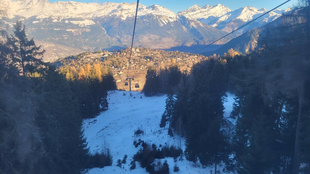 Blick auf die noch geschlossene Talabfahrt. Benötigt noch etwas Schnee.