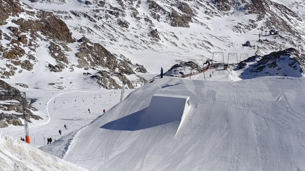 Park mit kleiner Schlepperschlange und einem "fliegenden" Boarder