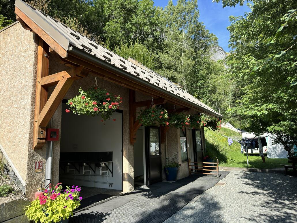 ... vorbei an den Nasszellen ...