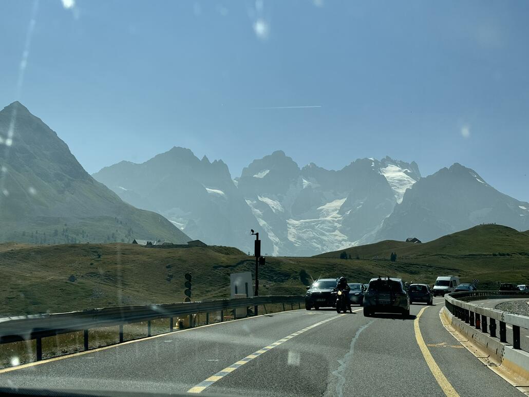 Auf dem Lautaret Pass erblickt man das prächtige Meije Massiv