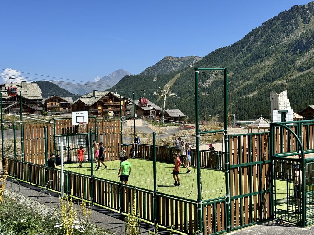 In Montgenvre machen wir kurzen Halt. Hier spielen Kinder und Jugendliche gemeinsam Fussball