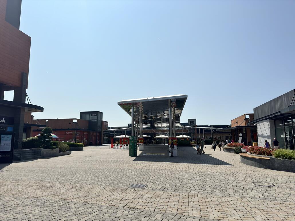 In Novara besuchen wir einen Outlet an der Autobahn