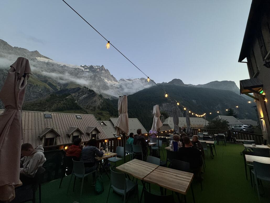 Wir nahmen noch ein zwei drei Drinks, und die Lichterketten gingen an. Dann verabschiedete sich der Talahon und fuhr mit seinem E-Scooter davon (alle Klischees erfüllt, und das in la Grave)