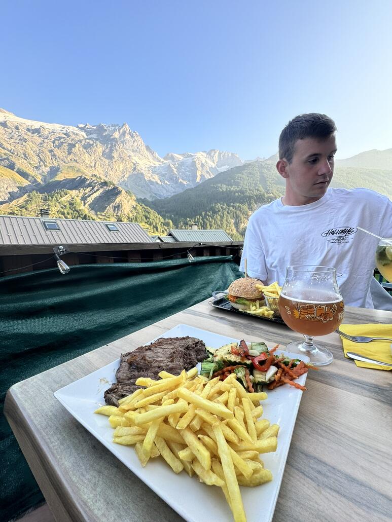 Und Essen, hmm das restaurant ist sehr witzig. Die Chefin ist wohl Thailänderin und empfängt uns. Bedient werden wir von einem freundlichen Talahon.