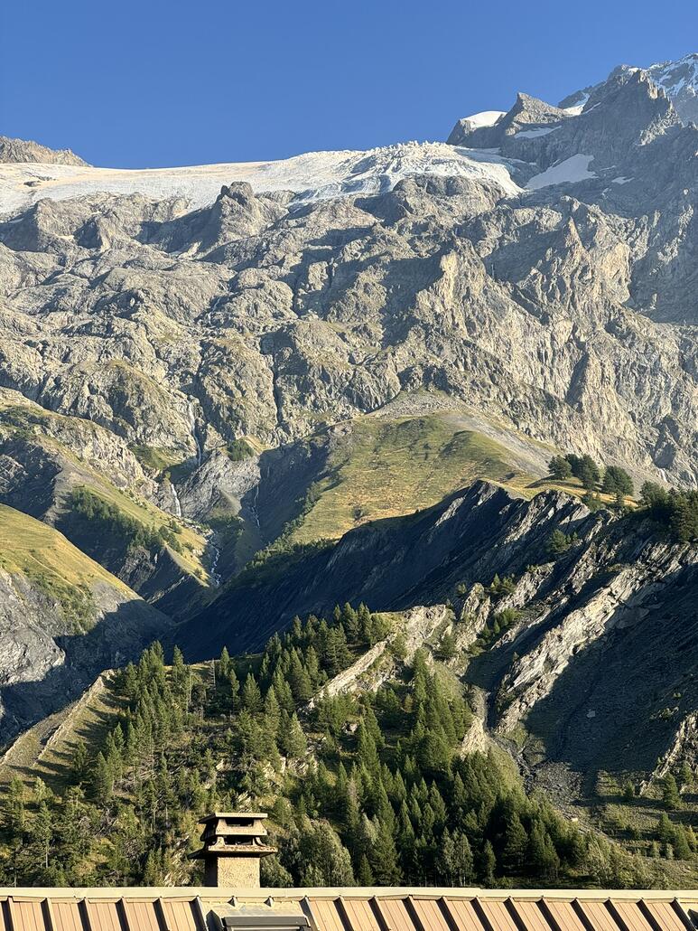 Hier diskutieren Emu und ich, wie man eine Sesselbahn hochbauen könnte und ein zwei Pisten zu erschliessen.