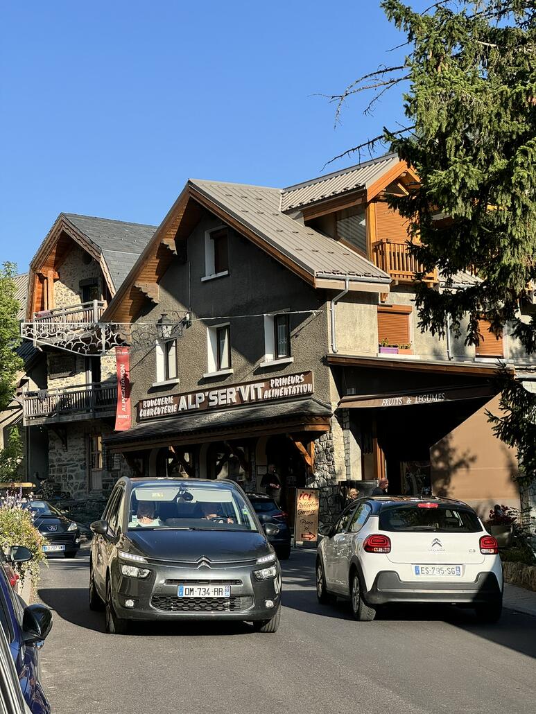 Zurück im Ort schlendern wir durch die Hauptstrasse, da wir etwas zeit haben bis zum reservierten Tisch im Restaurant