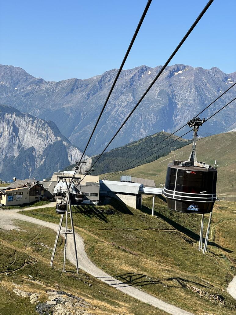 Blick zurück zur Mittelstation. Von rechts kommt die aus Oz