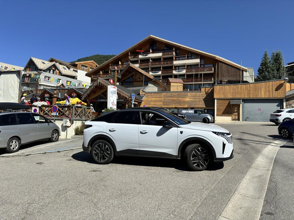 Ein schöner Peugëot. Hier frühstücken wir