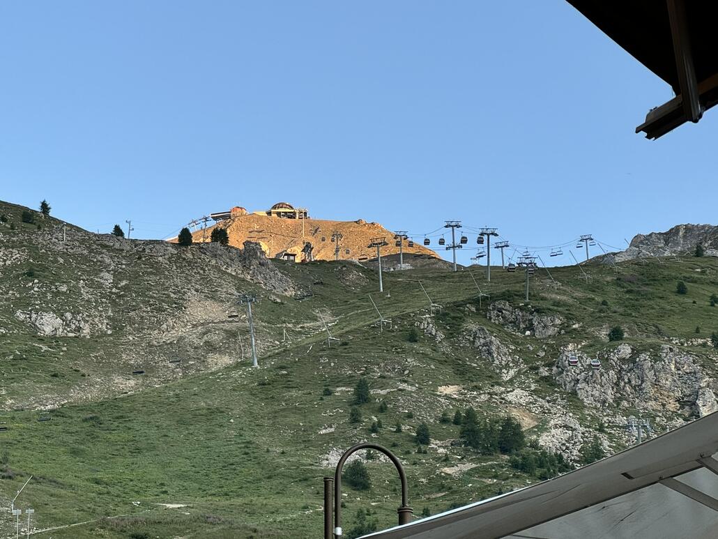 Die Sonne erschaft rote Berge