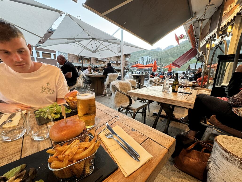 Dann gehen wir essen. Tignes ist für mich ein perfekter Sommerbergort für drei vier Tage. Überall läuft was, Restaurants sind voll. Jede Ecke ist belebt und die Musik läuft aus den Bars. Wir essen in unserem Stammrestaurant Coer des Neiges