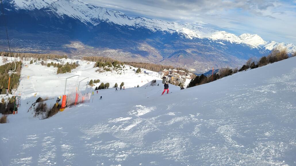 Im Cheminee-Schlepper.<br />Die Piste war gut aber wieder mit einer Ausnahme. Dieses Steilstück hier war sehr eisig. In Kombination mir der zur Seite hängenden Piste hier unangenehm