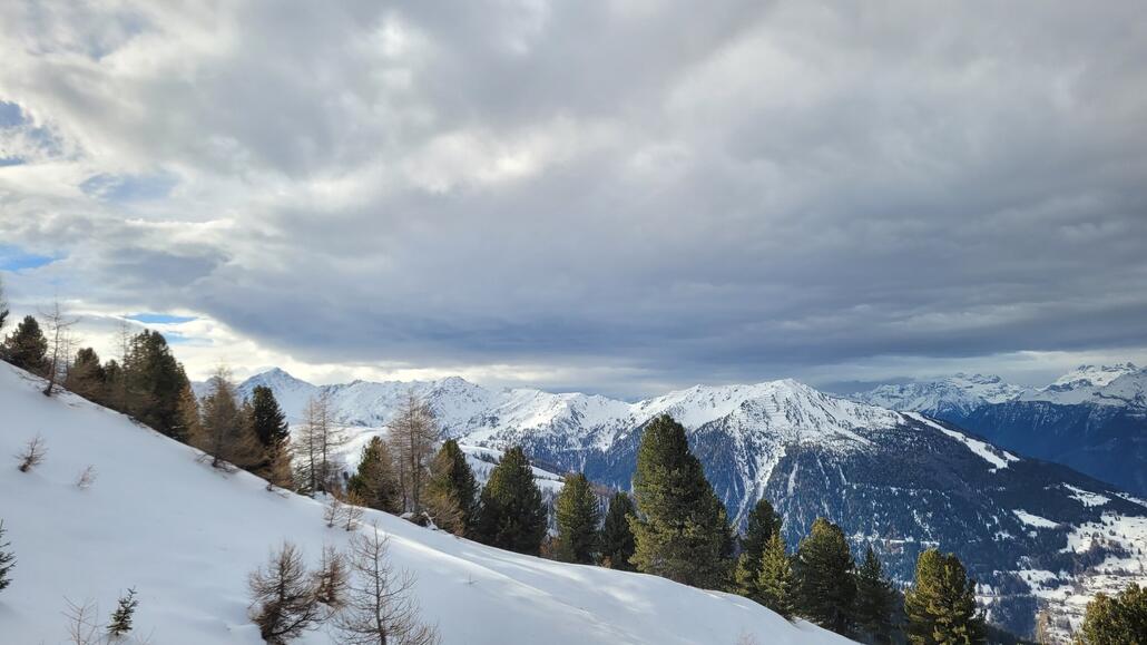Gegen 12.30 kam das schlechte Wetter von Westen her langsam rüber. <br />Pünktlich zu den ersten Schneeflocken bin ich wieder am Auto