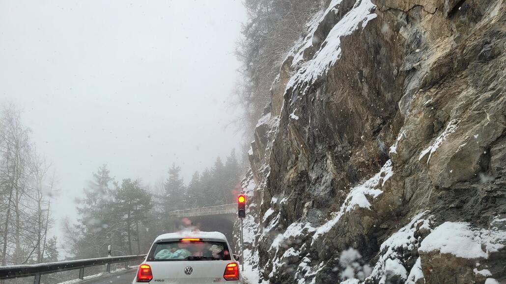 Rote Ampeln auf dem Weg nach oben. Keine Baustelle, Engstelle oder sonstiges in Sicht. Der Sinn erschloss sich uns nicht.