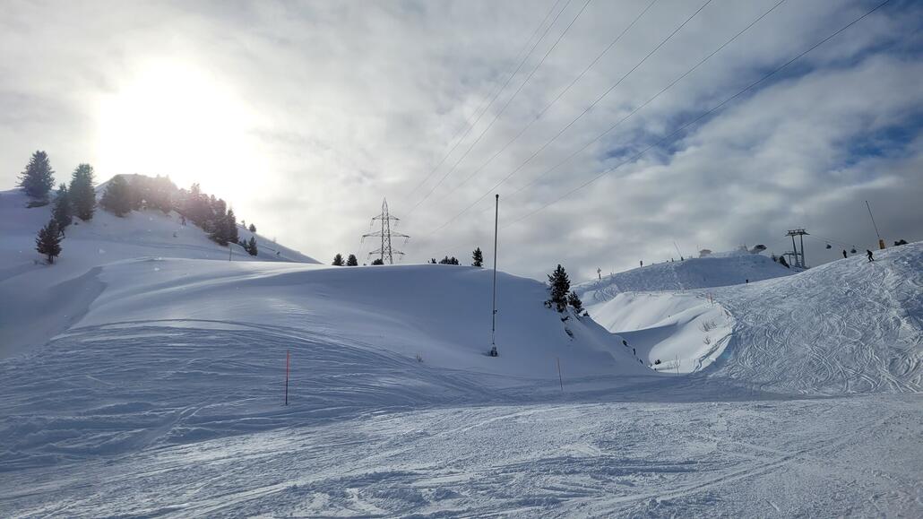 Pisten mit viel Abwechslung. Mal breit, mal schmal. Kurze Steilstücke wechseln sich ab mit kurzen Flachpassagen. Hier lässt es sich verdammt gut heizen.