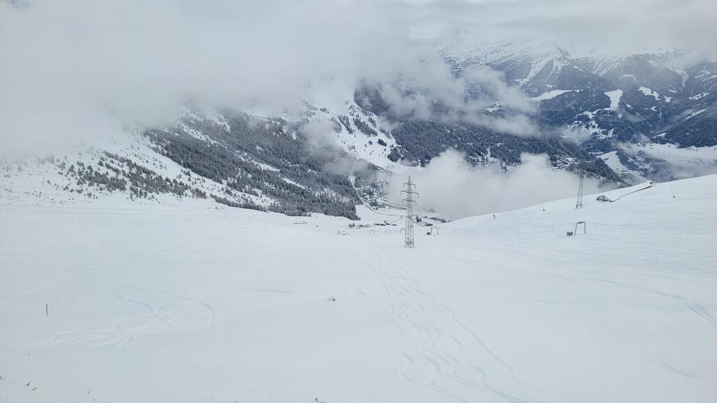 Blick auf die südlich gelegene Seite. Links von der Talstation des Schlepplifts, in der Nähe des Hauses, müsste die Mittelstation der Kombibahn gebaut werden.