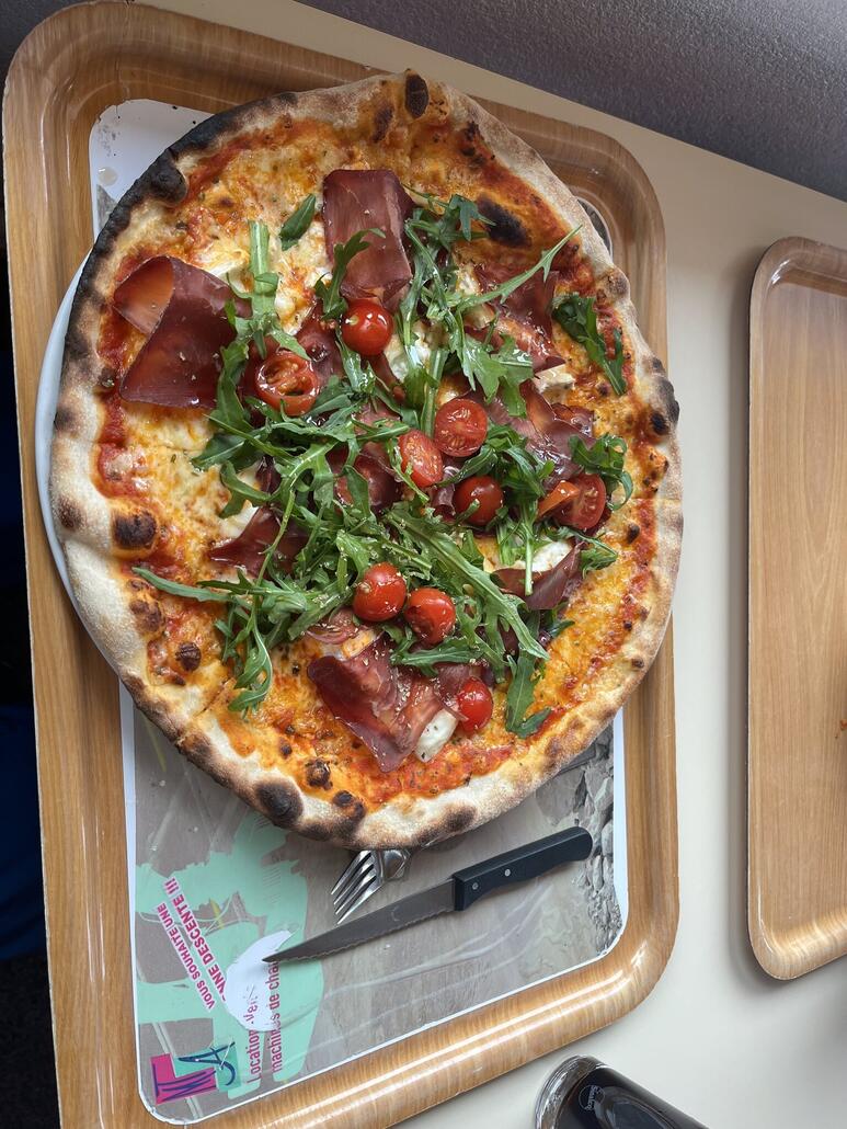 Pizza im Crêt-du-Midi Restaurant