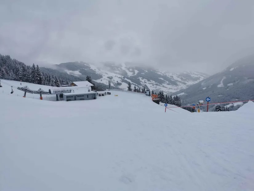 3. Bereits in Hinterglemm. Auch am Hasenauer 8er, der eigentlich frequenzstärksten Anlage, keine Anstehzeiten.