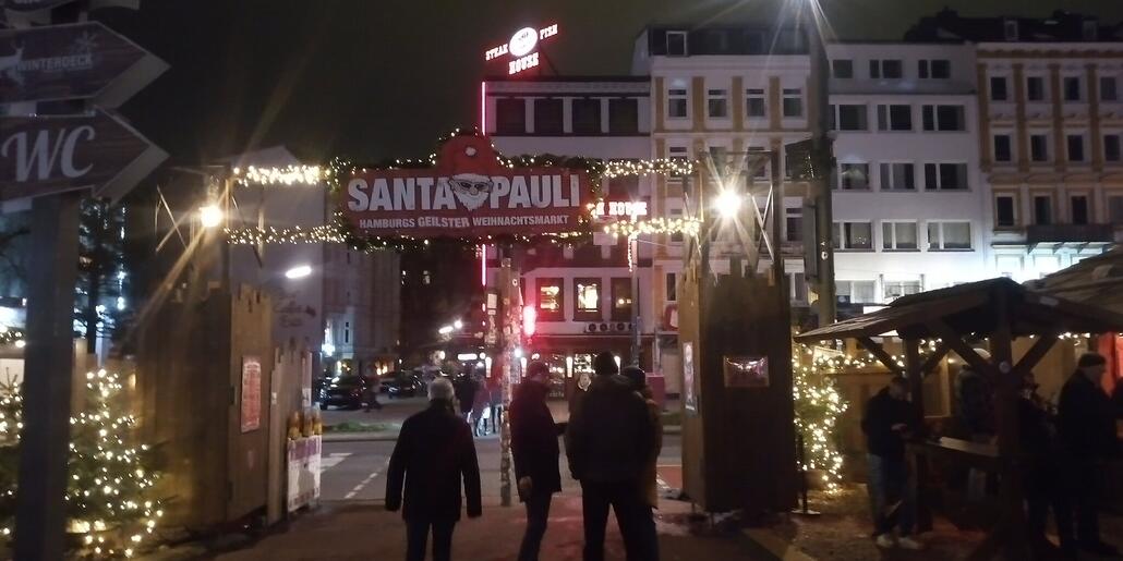 Ein Eingangstor, verschließbar.