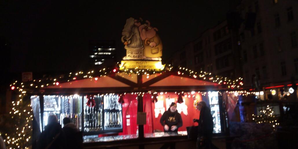 Da kann man sich Löcher stechen lassen um den Weihnachtsschmuck selber zu tragen